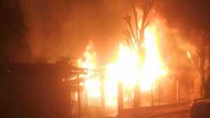 Hombre pierde todo tras incendio de su precaria vivienda en Alto Paraná