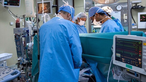 Extraen lombriz intestinal viva de 8 centímetros del cerebro de una mujer