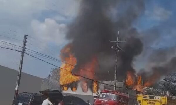 Se incendia depósito en Areguá