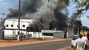 Bomberos reportan incendio de gran magnitud en un depósito en Areguá