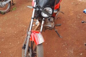 Motociclista choca contra transeúnte