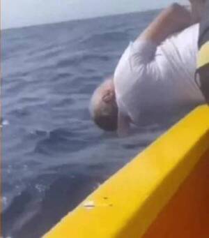 [VIDEO] ¡Impactante! Graban a un hombre atado de manos y pies que es lanzado al mar
