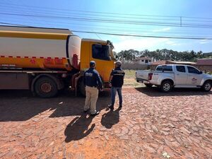Camión con 21 mil litros de combustible fue incautado por la fiscalía y agentes de Delitos Económicos - Oasis FM 94.3