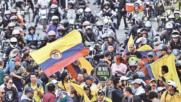 Suba de gasolina desata bloqueos y protestas en Colombia
