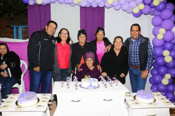 Cumplió 97 años rodeada de sus hijos, nietos, bisnietos y tataranietos