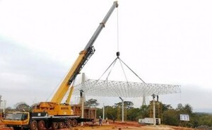 Inician montaje de estructura para techo en zona primaria