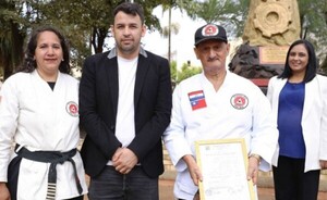 Maestro de escuela municipal de Kung Fu de CDE recibe condecoración