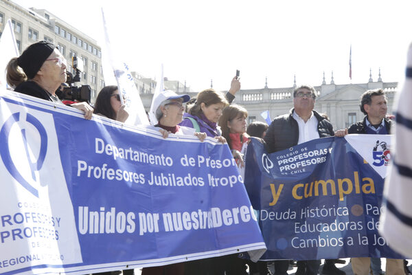 El 37 % de las escuelas públicas de Chile secundó paro, según el gremio de los profesores - MarketData