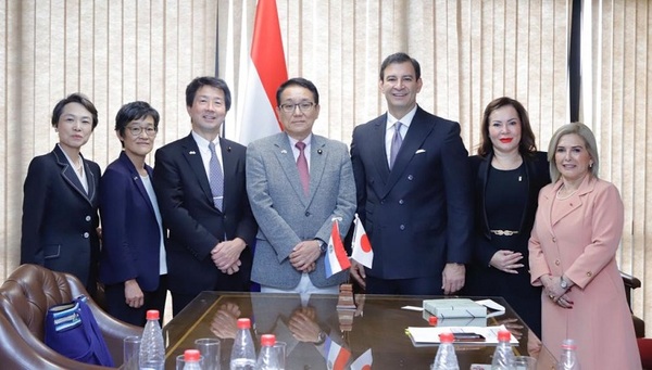 Parlamentarios de Japón visitan al titular del Congreso
