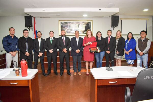 Junta Departamental de Alto Paraná homenajeó a la ex presidente del INDERT