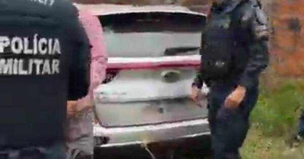 La Nación / Hurtan automóvil frente a la Policía