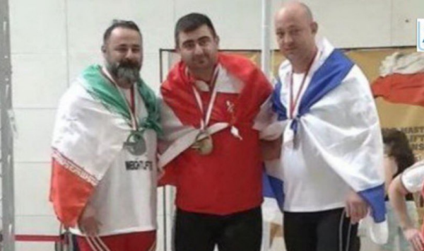 Versus / Un pesista iraní fue suspendido a perpetuidad por dar la mano a un israelí