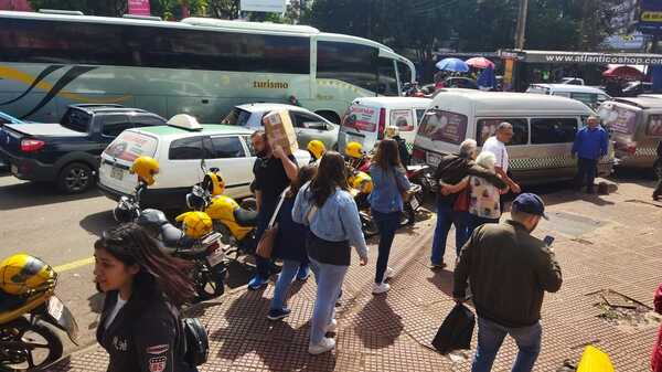 En Ciudad del Este y Foz de Yguazú, varios comercios ya no aceptan el peso argentino - La Clave