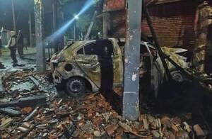 Camillero llevó kañyhape el auto de su “jefe” médico, chocó mal y el doc lo terminó socorriendo