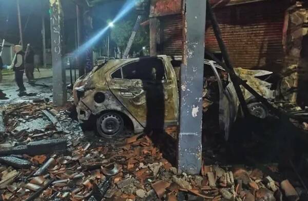 Camillero llevó kañyhape el auto de su “jefe” médico, chocó mal y el doc lo terminó socorriendo