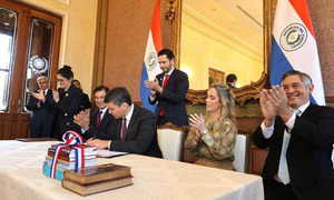 El presidente Santiago Peña promulgó Ley de Fomento de la Lectura y el Libro