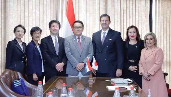 Parlamentarios de Japón visitan al titular del Congreso
