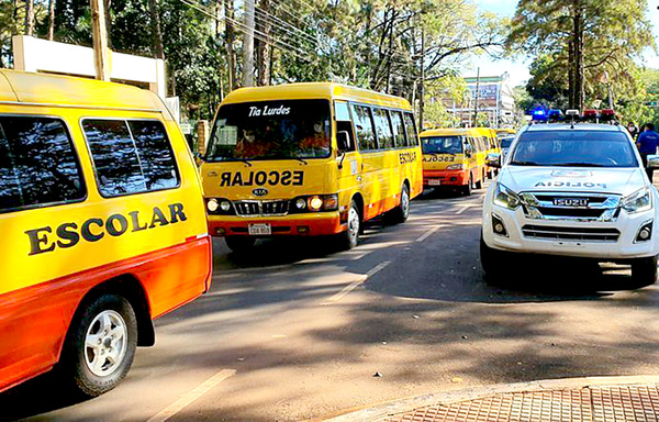 Transportistas escolares se recuperan paulatinamente de la crisis económica - La Clave