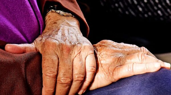 Programa Adultos Mayores podría cambiar de dependencia