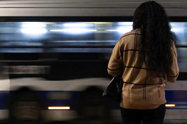 La iniciativa brasileña para que las mujeres ya no esperen solas el autobús por la noche - MarketData