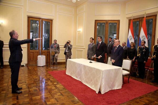 Presidente Diesel en juramento del ministro de Economía