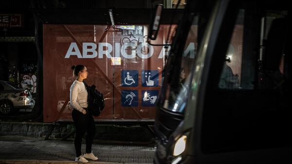 Brasil pone en marcha inédito plan para que las mujeres ya no esperen solas el bus por la noche