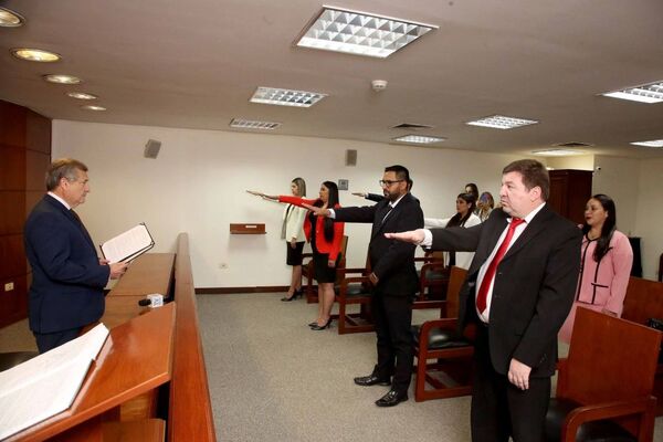 Ministro Jiménez Rolón presidió juramento de actuarios y secretarias de juzgado