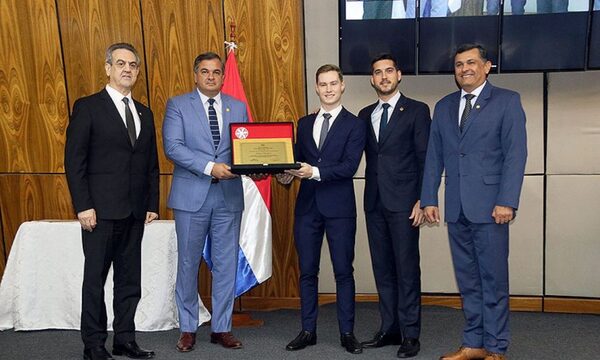 Entregan premio “Arsenio Erico” al piloto paraguayo, Joshua Duerksen