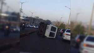 Diario HOY | Conductor vuelca a causa del aceite con arena en el asfalto