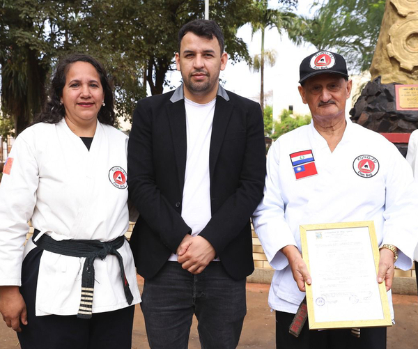 Homenajean al maestro de artes marciales Fredy Acosta - La Clave