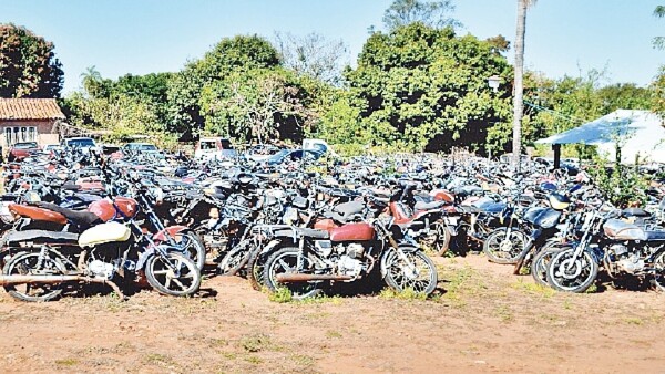 Casi un millar de motocicletas incautadas acaparan corralón