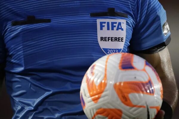Árbitros bolivianos se someterán a investigación tras denuncias de corrupción en el fútbol - Fútbol Internacional - ABC Color