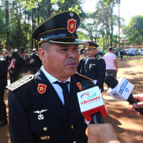 Agente Policial se retira con honores tras 30 años de servicio