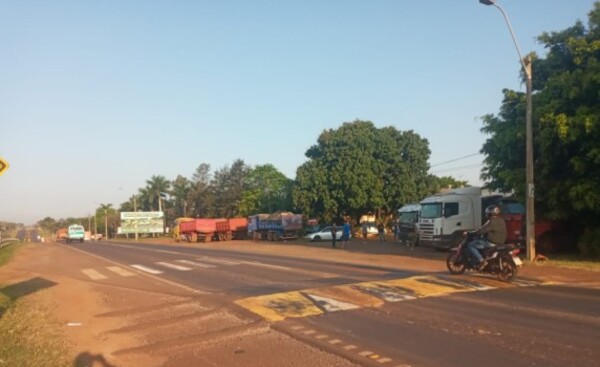 Camioneros se manifiestan contra ordenanza que prohíbe exceso de carga