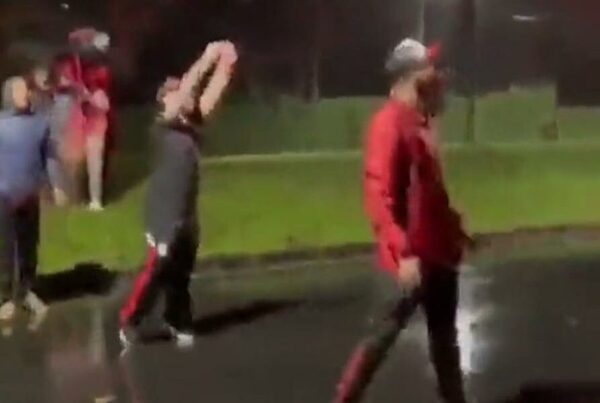 (VIDEO) ¡Hinchas de Flamengo causan destrozos en la puerta de la casa de Gabigol!