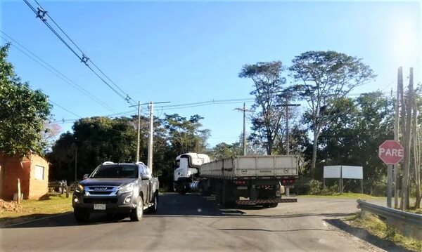 Denuncian que camiones destruyen asfaltado del tramo Carapeguá-Nueva Italia - Nacionales - ABC Color