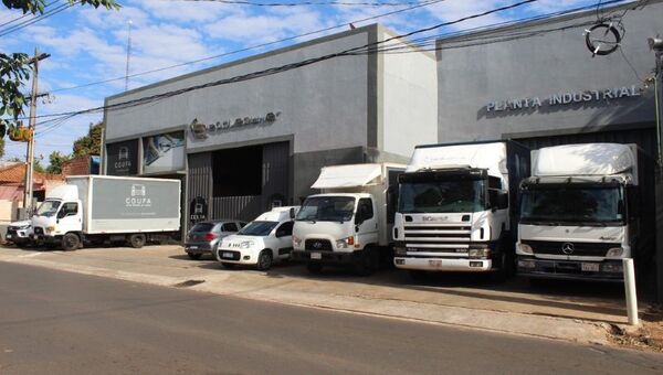 Coufa, una marca de sofás fabricados en Paraguay (la estrella es un reclinable con bandeja portavasos)