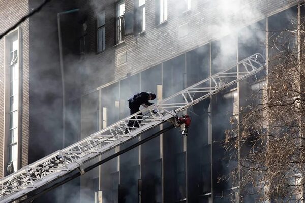 Asciende a 73 la cifra de muertos en incendio de un edificio en Sudáfrica - Mundo - ABC Color