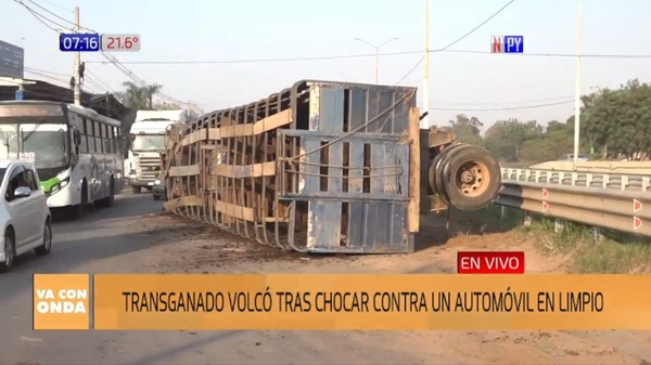 Transganado volcó tras chocar contra un vehículo en Limpio - Noticias Paraguay