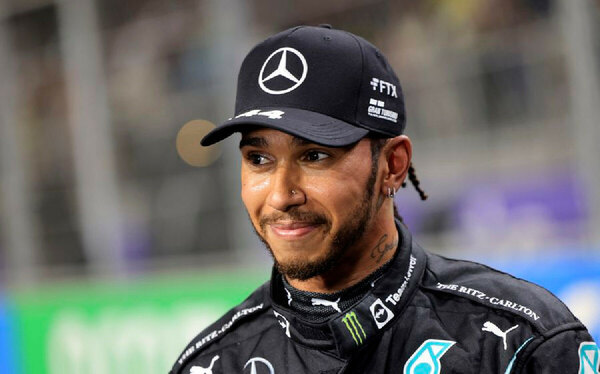 Versus / Lewis Hamilton renueva con Mercedes hasta 2025