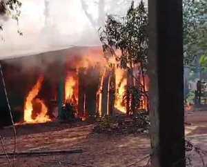 APARENTE CORTO CIRCUITO PRODUJO INCENDIO QUE CONSUMIÓ TOTALMENTE UNA VIVIENDA EN ENCARNACIÓN