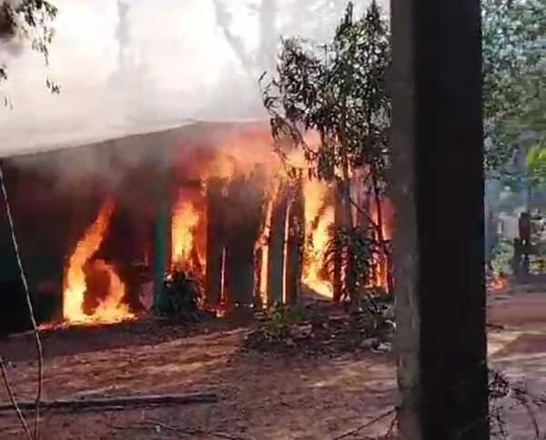 APARENTE CORTO CIRCUITO PRODUJO INCENDIO QUE CONSUMIÓ TOTALMENTE UNA VIVIENDA EN ENCARNACIÓN