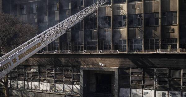 La Nación / Incendio deja 73 muertos en edificio de Johannesburgo