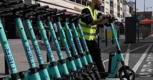 La Nación / París retira monopatines eléctricos tras votación popular