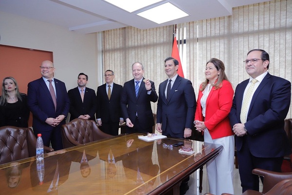 Ejecutivo presentó al Congreso el PGN 2024 que asciende a G. 112,5 billones