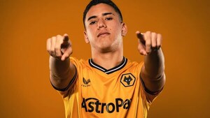 EL WOLVES DE LA PREMIER LEAGUE PRESENTÓ OFICIALMENTE AL PARAGUAYO ENSO GONZÁLEZ