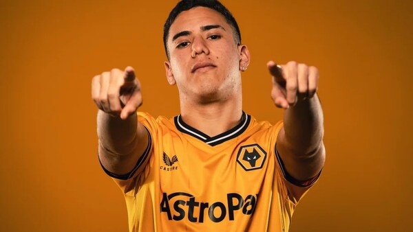 EL WOLVES DE LA PREMIER LEAGUE PRESENTÓ OFICIALMENTE AL PARAGUAYO ENSO GONZÁLEZ