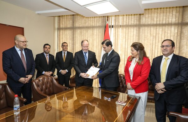 Diario HOY | Presentan proyecto de PGN 2024 al Congreso: monto asciende a G. 112,5 billones