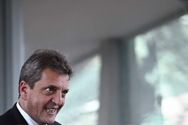 Con la inflación apurando, Gobierno argentino ordena congelar tarifas de transporte - Mundo - ABC Color