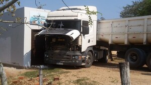 Camión desvía una vaca y termina chocando contra un consultorio en Concepción